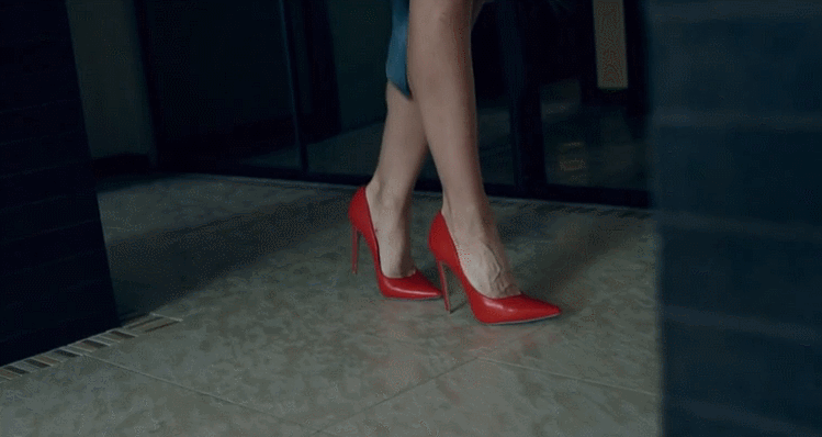 Скинула туфли на кухне песня. Ножки в красных туфлях. Девушка в красных туфлях на каблуке. Красные туфли на каблуке гиф.